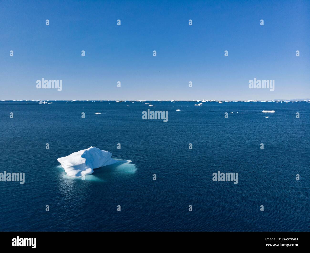 Ghiaccio polare che si fonde sulla soleggiata e vasta blu Oceano Atlantico Groenlandia Foto Stock