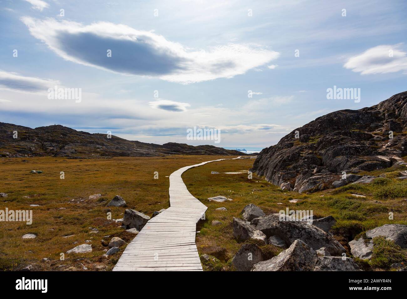 Sentiero attraverso remoto soleggiato paesaggio aspro Groenlandia Foto Stock