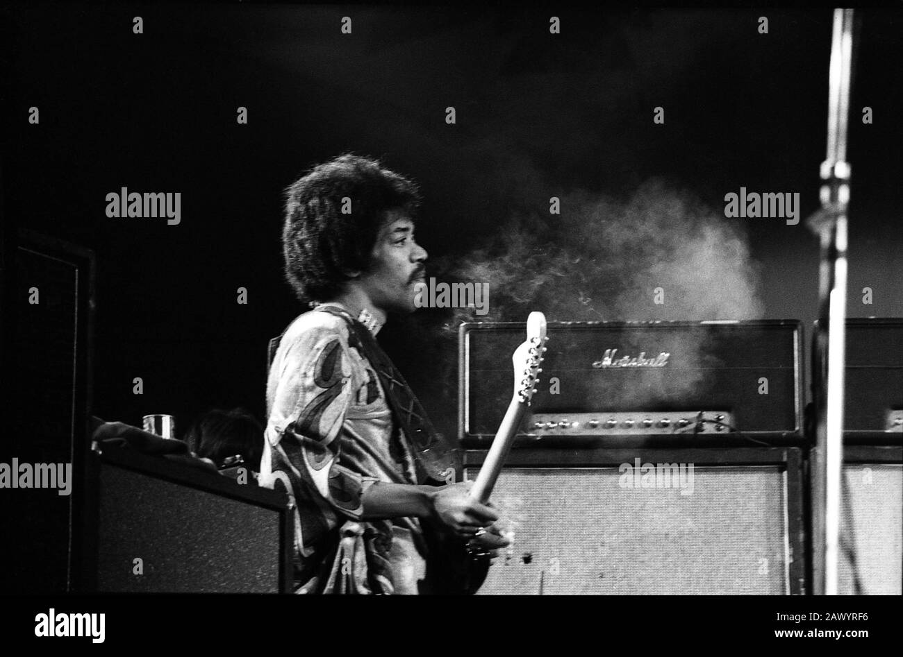 Jimi Hendrix al famoso Isle of Wight Festival nel 1970, si stima che tra 600 e 700.000 persone hanno partecipato. Domenica 30 Agosto 1970 Foto Stock