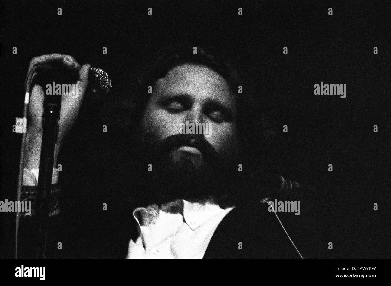 Jim Morrison del gruppo The Doors al famoso festival Isle of Wight nel 1970, si stima che tra 600 e 700.000 persone hanno partecipato. Sabato 29 Agosto 1970 Foto Stock