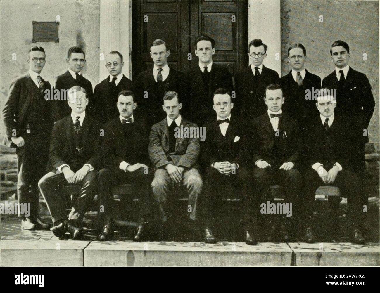 Il record della classe del 1918 . Editor-in-ChiefWALTER S. NEVIN Editori associati Harrison H. ArnoldBennett S. CoperJohn W. Kendall Evan J. Lester, Jr. A. Lincoln Gillespie, Jr. Albert H. Tomlinson Business ManagerKENNETH W. WEBB Assistant Managers Robert Barrie, Jr. Alfred H. Dewees R. 20Cuts di Hammersmilh-Korlmeyer Co., mélaul^ec Clasg ^ong Parole di Walter S. Nevin, 18.Andun.e con maestoso. I V S Foto Stock