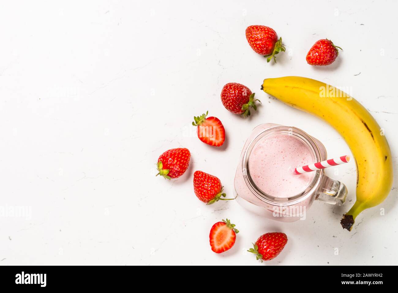 Frullato di fragola o frappè in mason jar. Foto Stock