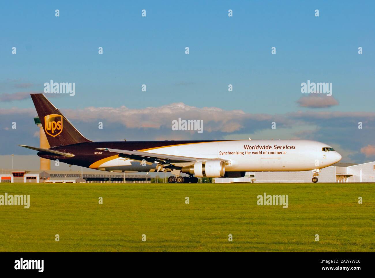 N318UP UPS Boeing 767-34AF atterrando a Londra Stansted il 20th Giugno 2007. Foto Stock