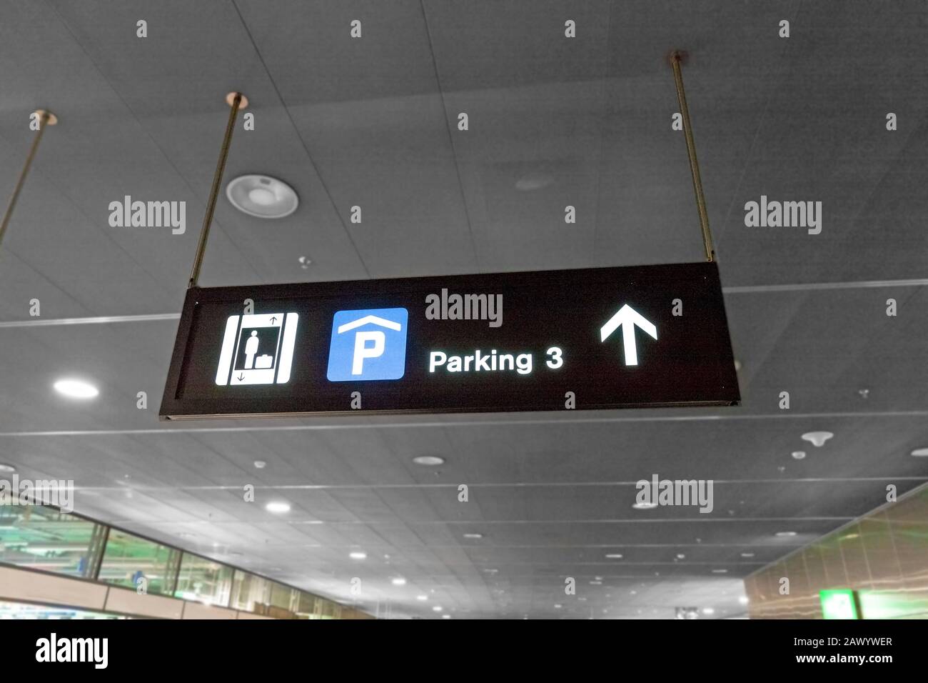 Cartello del livello di parcheggio con cartello blu P ed etichetta bagaglio all'aeroporto Foto Stock