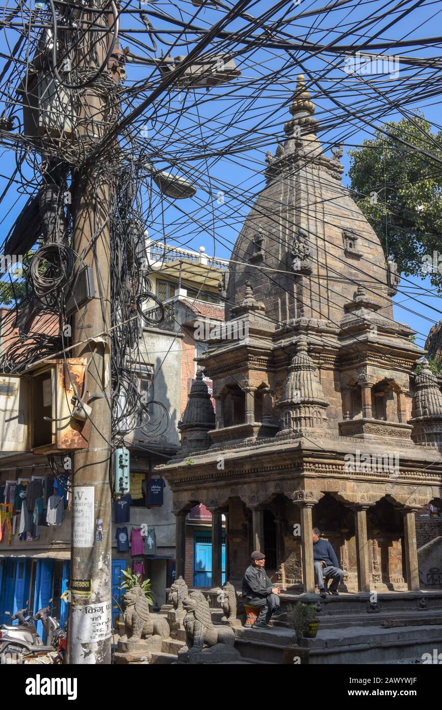 Patan, Nepal - 24 gennaio 2020: Una moltitudine di cavi elettrici sospesi nella strada di Patan vicino Kathmandu sul Nepal Foto Stock