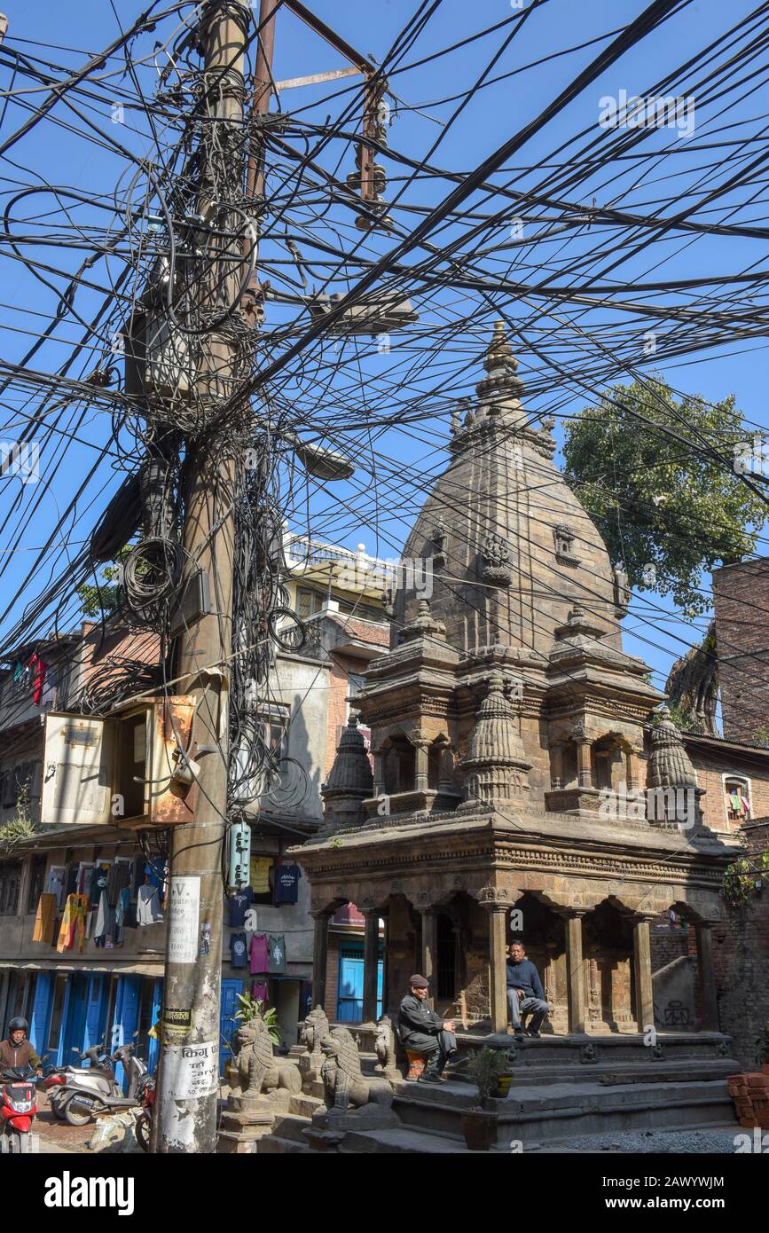 Patan, Nepal - 24 gennaio 2020: Una moltitudine di cavi elettrici sospesi nella strada di Patan vicino Kathmandu sul Nepal Foto Stock