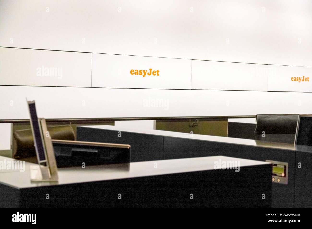 Zurigo, Svizzera - 11 giugno 2017: Banco di check-in della compagnia aerea easyjet all'aeroporto di Zurigo Foto Stock