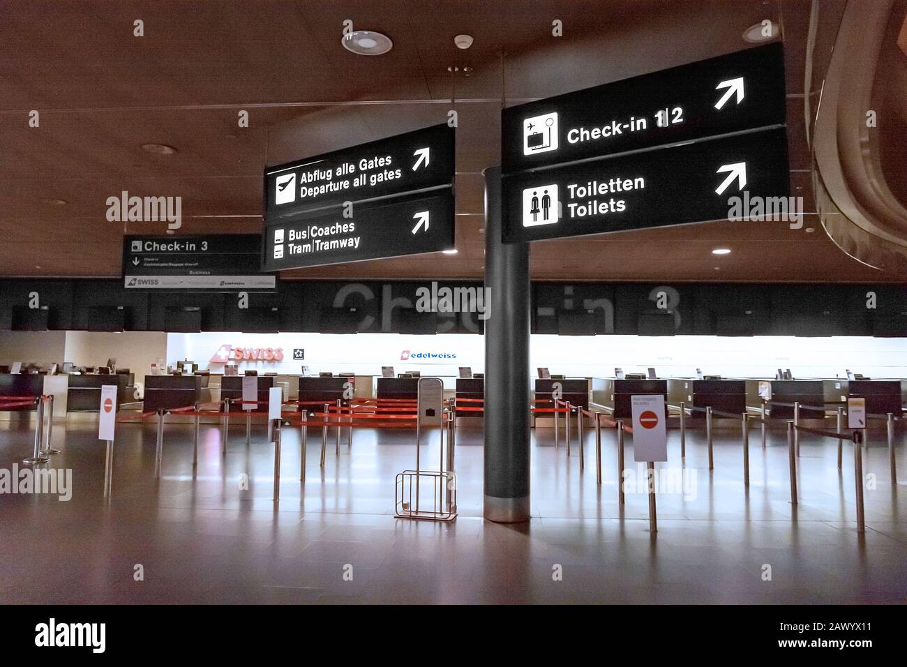 Zurigo, Svizzera - 11 giugno 2017: Aeroporto di Zurigo, banco di check-in 3, segnale per cancelli di partenza, tram, servizi igienici Foto Stock
