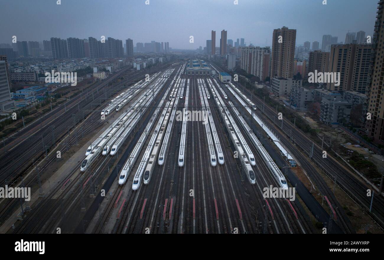 Wuhan. 10th Feb, 2020. La foto aerea scattata il 10 febbraio 2020 mostra i treni parcheggiati a Wuhan, nella provincia Hubei della Cina centrale. Per controllare la nuova epidemia di coronavirus, i treni di partenza e di arrivo nella provincia di Hubei erano stati sospesi o riorganizzati. Credit: Xiao Yijiu/Xinhua/Alamy Live News Foto Stock