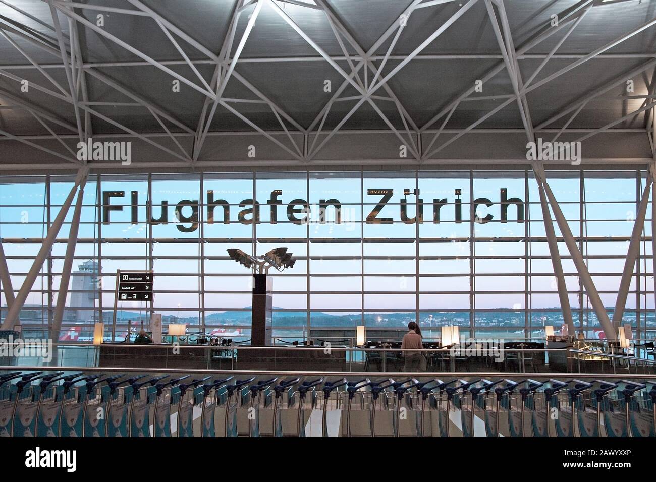 Zurigo, Svizzera - 11 giugno 2017: Aeroporto di Zurigo (Flughafen Zurich) zona d'attesa dopo il check-in - vista verso il campo d'aviazione con scritta Foto Stock