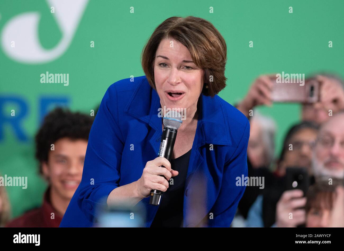 Il senatore statunitense Amy Klopuchar, un democratico del Minnesota, parla a un raduno a Nashua, N.H., il 9 febbraio 2020, durante la primaria presidenziale del New Hampshire. Foto Stock