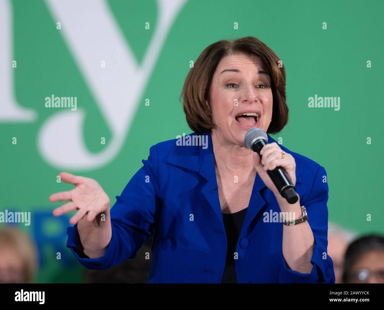 Il senatore statunitense Amy Klopuchar, un democratico del Minnesota, parla a un raduno a Nashua, N.H., il 9 febbraio 2020, durante la primaria presidenziale del New Hampshire. Foto Stock