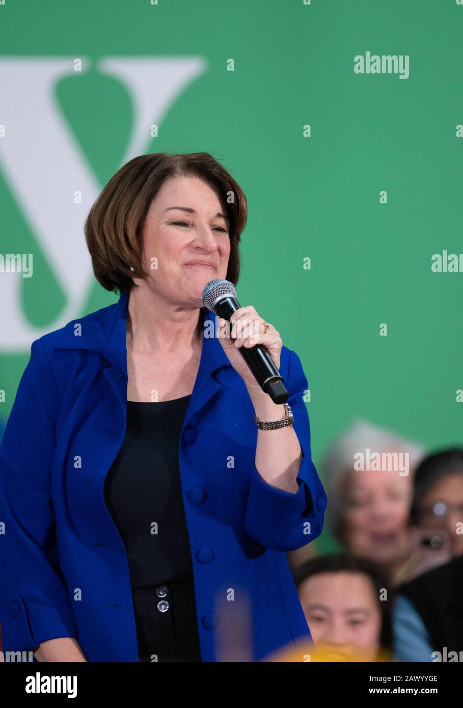 Il senatore statunitense Amy Klopuchar, un democratico del Minnesota, parla a un raduno a Nashua, N.H., il 9 febbraio 2020, durante la primaria presidenziale del New Hampshire. Foto Stock