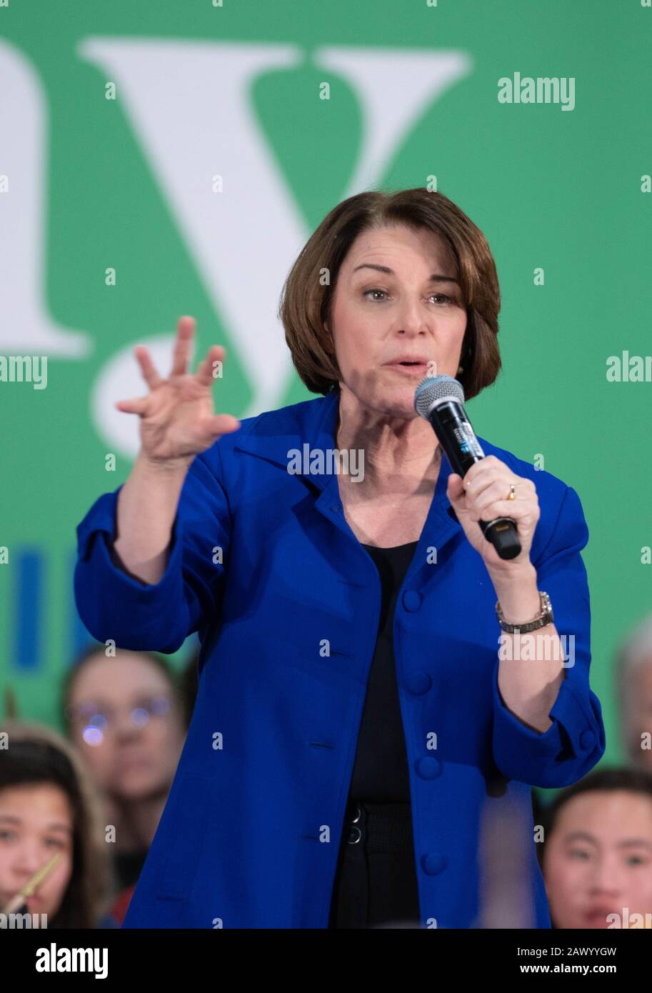 Il senatore statunitense Amy Klopuchar, un democratico del Minnesota, parla a un raduno a Nashua, N.H., il 9 febbraio 2020, durante la primaria presidenziale del New Hampshire. Foto Stock