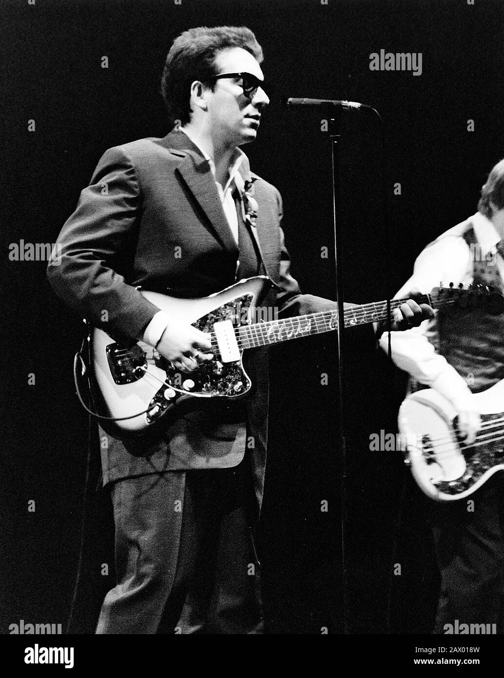 Elvis Costello suona presso la sede di Londra 1980 Foto Stock