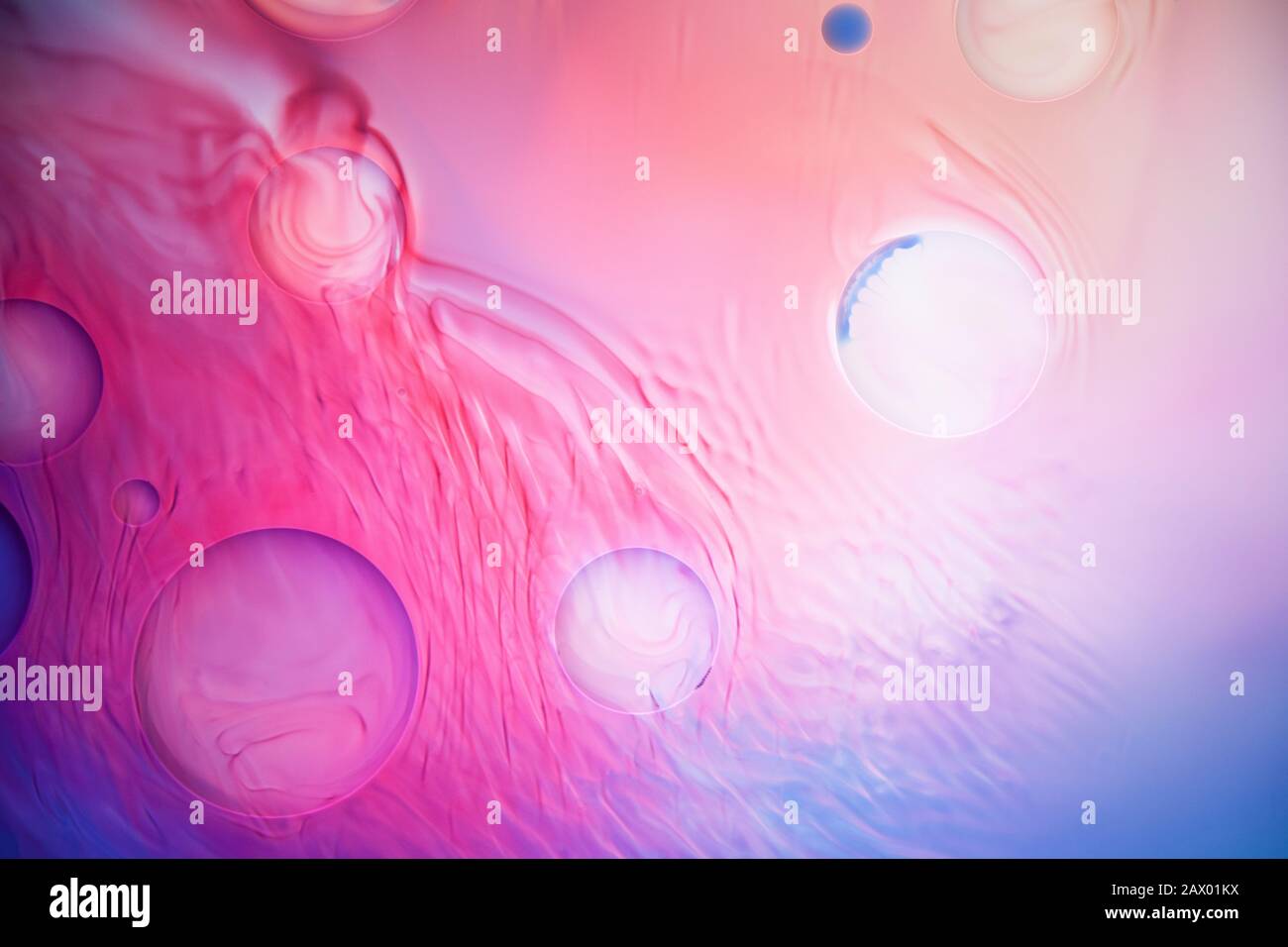 Contenuto visivo prodotto con il proiettore lightmotiv: Forme organiche e processi naturali portano a reazioni estetiche di interfaccia. Foto Stock