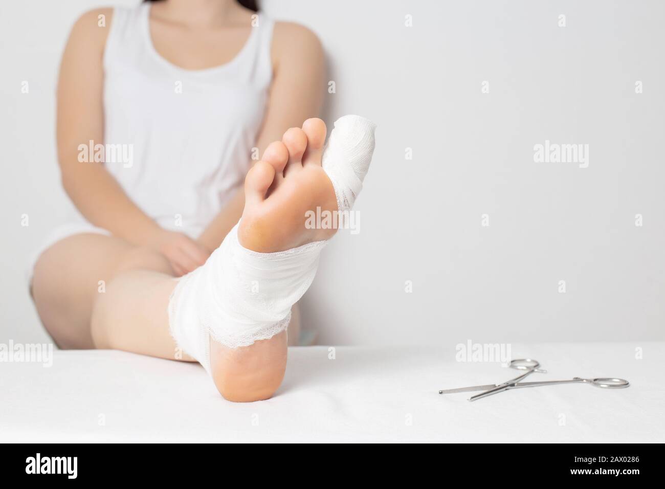 Ragazza paziente in un ospedale con un grosso dito rotto. Concetto di lesioni alla punta, sprain e bruise Foto Stock