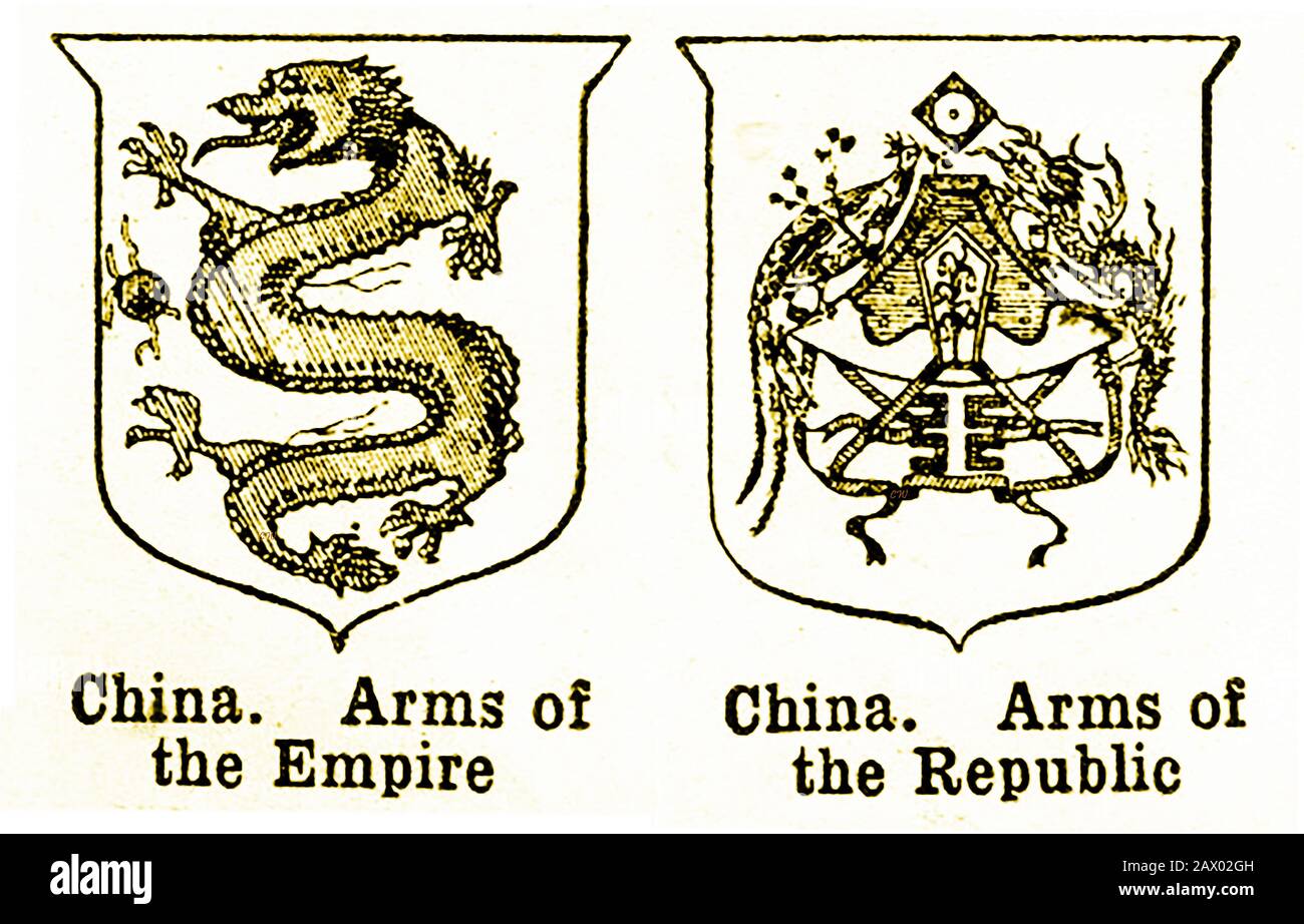 1921 illustrazione che mostra gli scudi con le braccia del vecchio impero cinese (fine 1916) e la Repubblica cinese. L'Impero Cinese fu un tentativo fallito, di breve durata, da parte dello statista e del generale Yuan Shikai di ripristinare la monarchia in Cina, con se stesso come imperatore Hongxiano. La monarchia durò solo dal 1915 al 1916. Le armi repubblicane (destra) erano in realtà l'emblema dello stato dell'Impero Cinese e della Repubblica Cinese dal 1913 al 1928. E si basavano sugli antichi simboli cinesi dei dodici Ornamenti (segni di buon auspicio) Foto Stock
