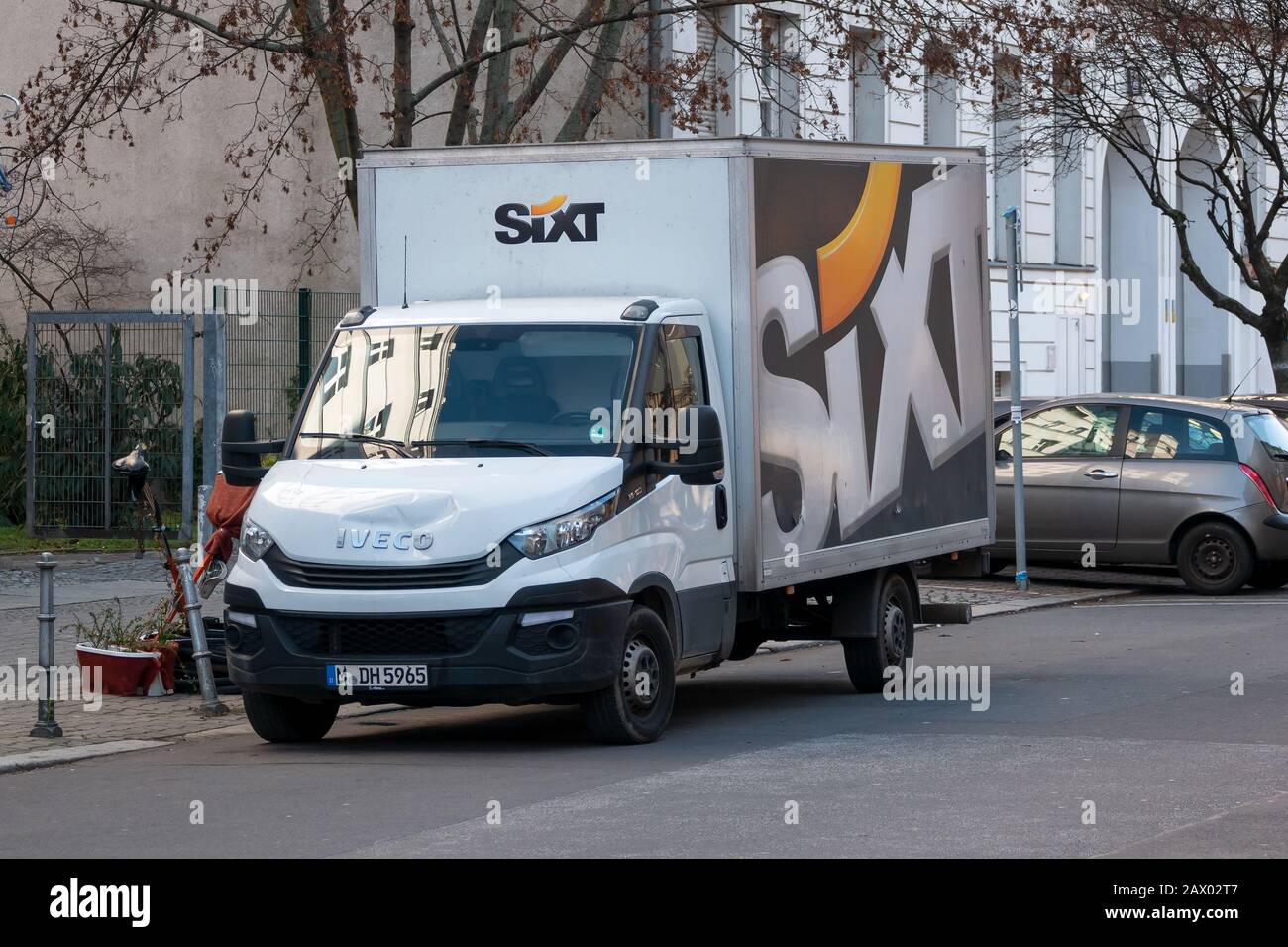 Berlino, GERMANIA - 8 FEBBRAIO 2020: Piccolo Camion della società tedesca di noleggio auto Sixt A Berlino, Germania Foto Stock
