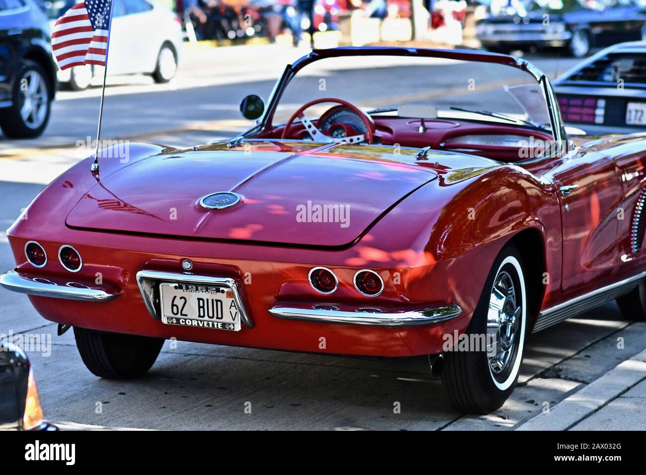 Downers GROVE, STATI UNITI - Giu 07, 2019: Una vecchia vettura Corvette rossa nel parcheggio di Downers Grove, Stati Uniti Foto Stock