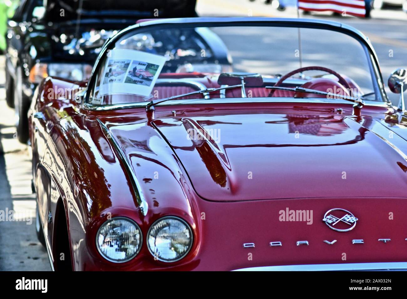 Downers GROVE, STATI UNITI - Giu 07, 2019: Una vecchia vettura Corvette rossa nel parcheggio di Downers Grove, Stati Uniti Foto Stock