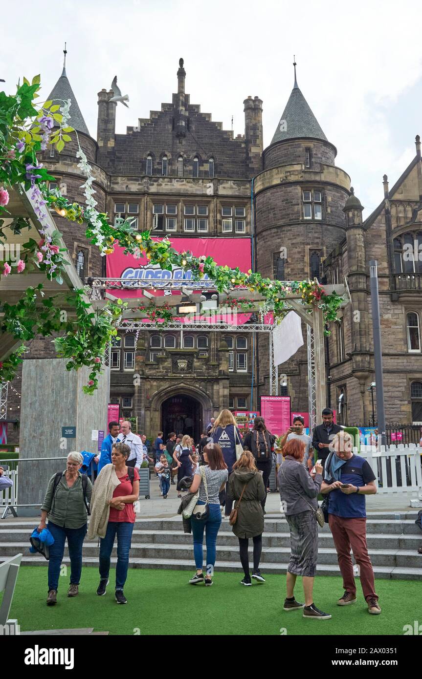 Persone al festival Edinburgh Fringe, Scozia, Regno Unito Foto Stock