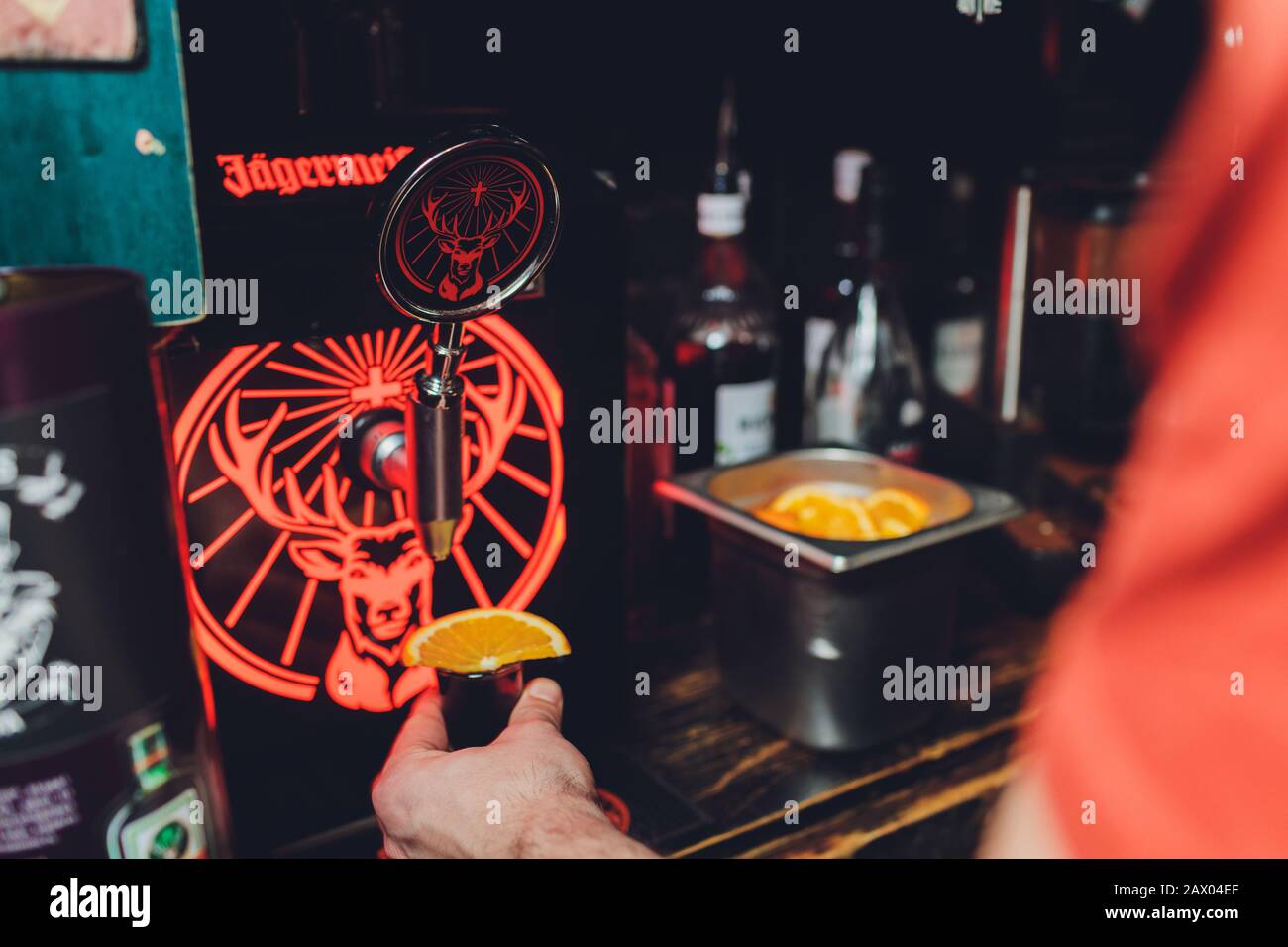 Ufa, Russia, HARAT'S PUB, 15 Novembre, 2018: Jagermeister alcol bevande nel bar. Il barista versa un bicchiere Foto Stock