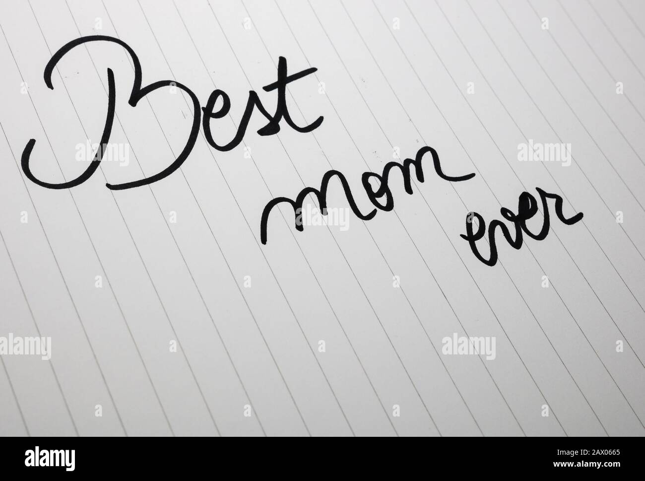 Migliore mamma che scrive mai il testo di amore per la madre sulla carta. Etichetta con bel messaggio per madre`s giorno. Foto Stock