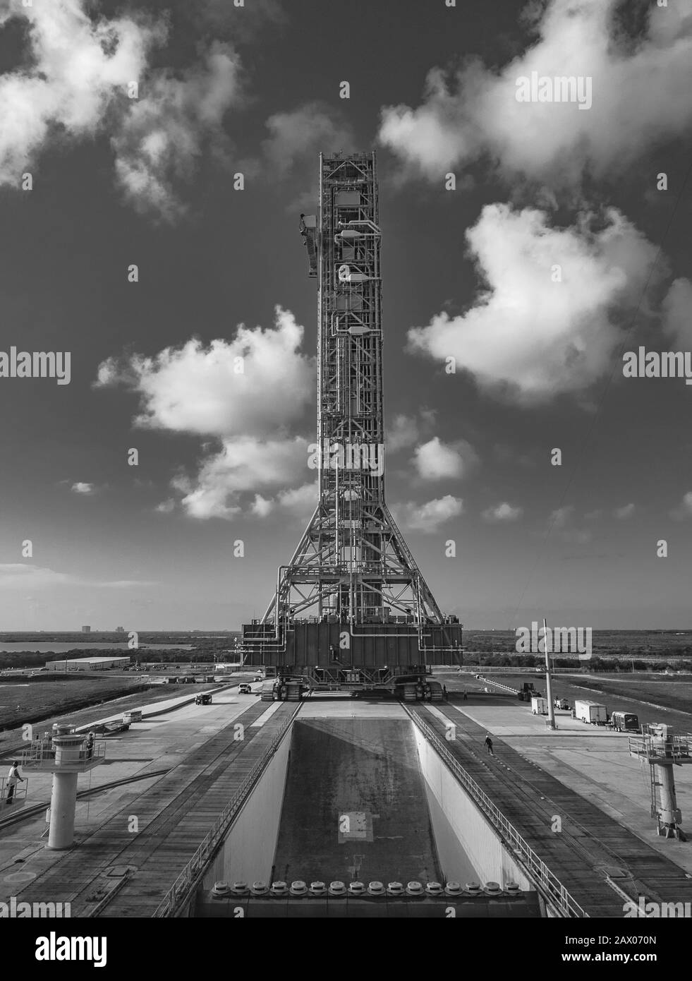 Immagine verticale in scala di grigi di una torre alta in grado di contenere Il razzo SLS nel Kennedy Space Center Foto Stock