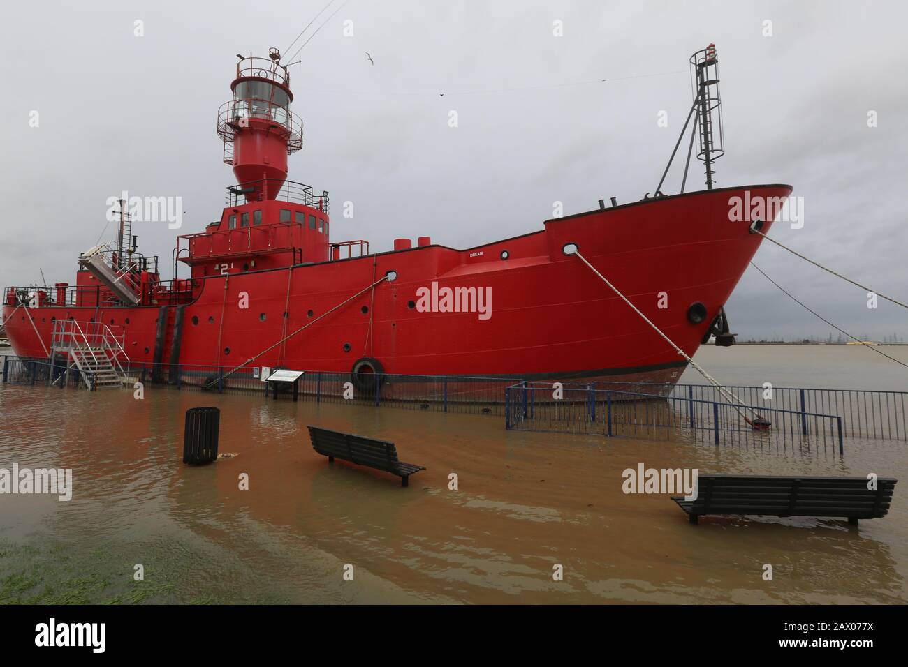 Gravesend, Regno Unito. 10th febbraio 2020. Il Tamigi ha fatto esplodere le sue rive e le aree inondate accanto al fiume a Gravesend nel Kent. L'effetto a catena della chiusura della barriera del Tamigi per proteggere Londra da un'ondata di tempesta Ciara ha provocato l'aumento del fiume gonfio e l'inondazione di un giardino lungo il fiume, di un pub e di una strada accanto al fiume. Credito: Rob Powell/Alamy Live News Foto Stock