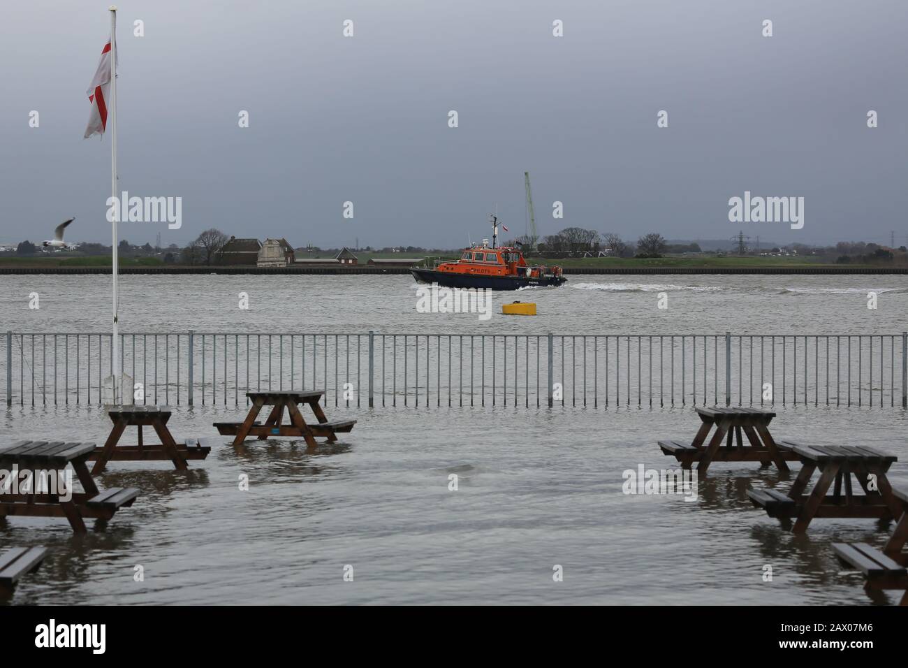 Gravesend, Regno Unito. 10th febbraio 2020. Il Tamigi ha fatto esplodere le sue rive e le aree inondate accanto al fiume a Gravesend nel Kent. L'effetto a catena della chiusura della barriera del Tamigi per proteggere Londra da un'ondata di tempesta Ciara ha provocato l'aumento del fiume gonfio e l'inondazione di un giardino lungo il fiume, di un pub e di una strada accanto al fiume. Credito: Rob Powell/Alamy Live News Foto Stock