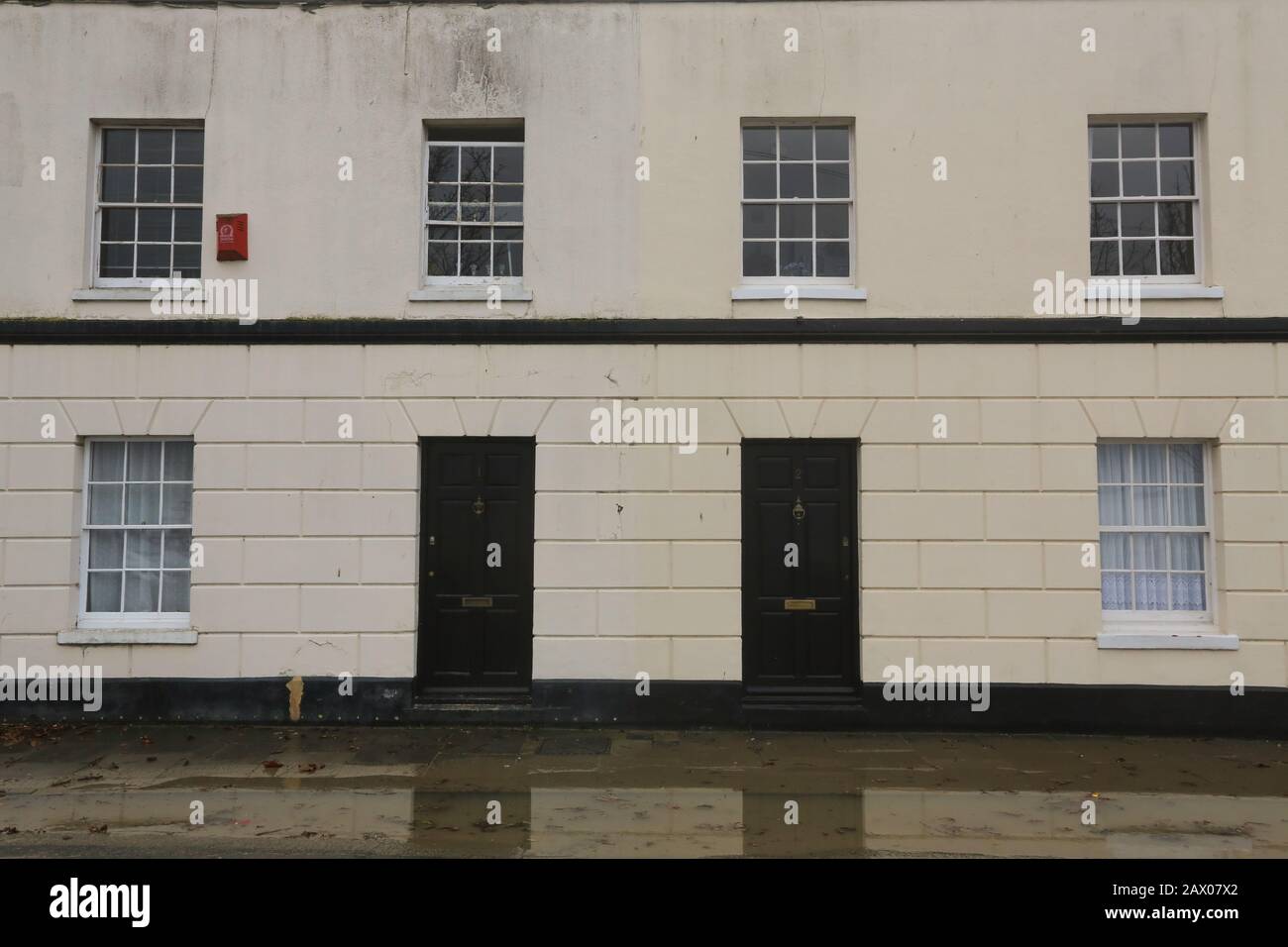 Gravesend, Regno Unito. 10th febbraio 2020. Il Tamigi ha fatto esplodere le sue rive e le aree inondate accanto al fiume a Gravesend nel Kent. L'effetto a catena della chiusura della barriera del Tamigi per proteggere Londra da un'ondata di tempesta Ciara ha provocato l'aumento del fiume gonfio e l'inondazione di un giardino lungo il fiume, di un pub e di una strada accanto al fiume. Credito: Rob Powell/Alamy Live News Foto Stock