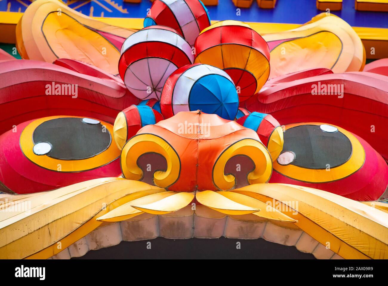 Un volto Lion su un segno che desidera alla gente un felice anno lunare nuovo, Shanghai, Cina. Foto Stock