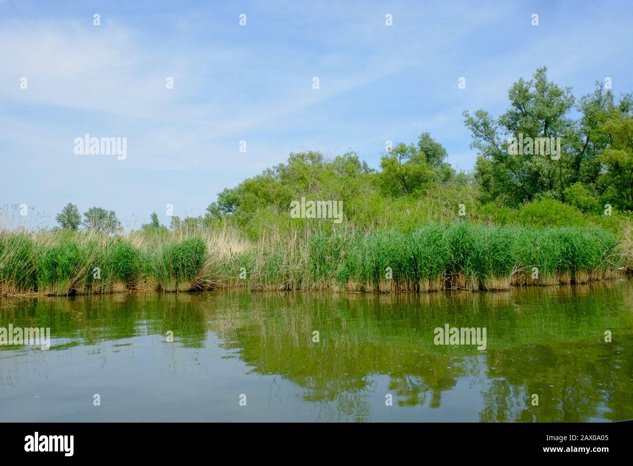 Il lungo frangiflutti costituito da rocce nel mezzo di un idilliaco lago blu Foto Stock