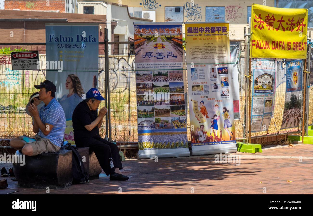 Membri di Falun Dafa meditando a Chinatown William Street Northbridge Perth WA Australia. Foto Stock