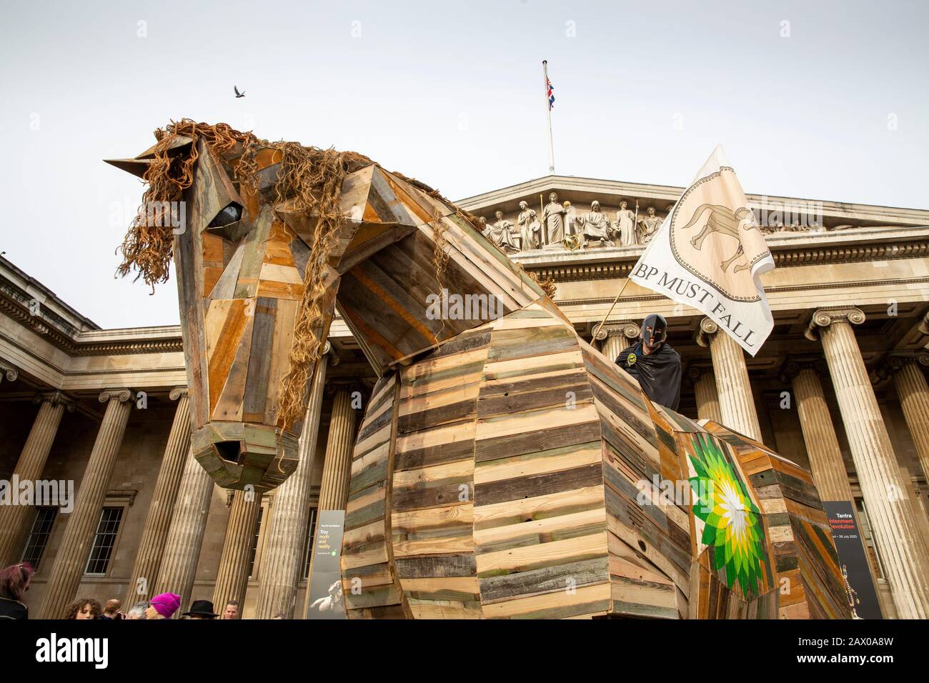 Manifestazione "BP must fall" al British Museum contro il continuo investimento della BP nei combustibili fossili, 18 febbraio 2020, Lonon, Regno Unito Foto Stock