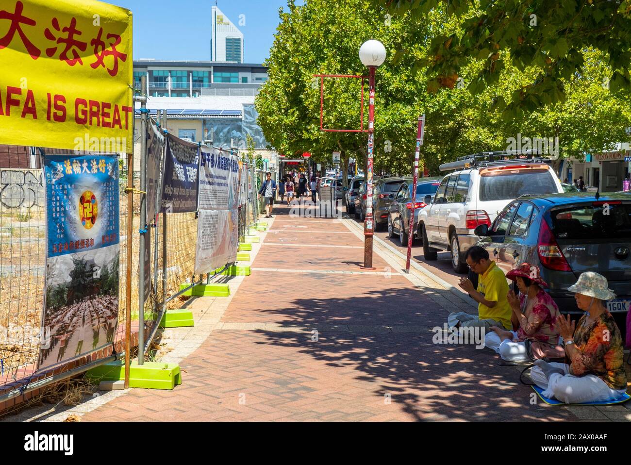 Membri di Falun Dafa meditando a Chinatown William Street Northbridge Perth WA Australia. Foto Stock