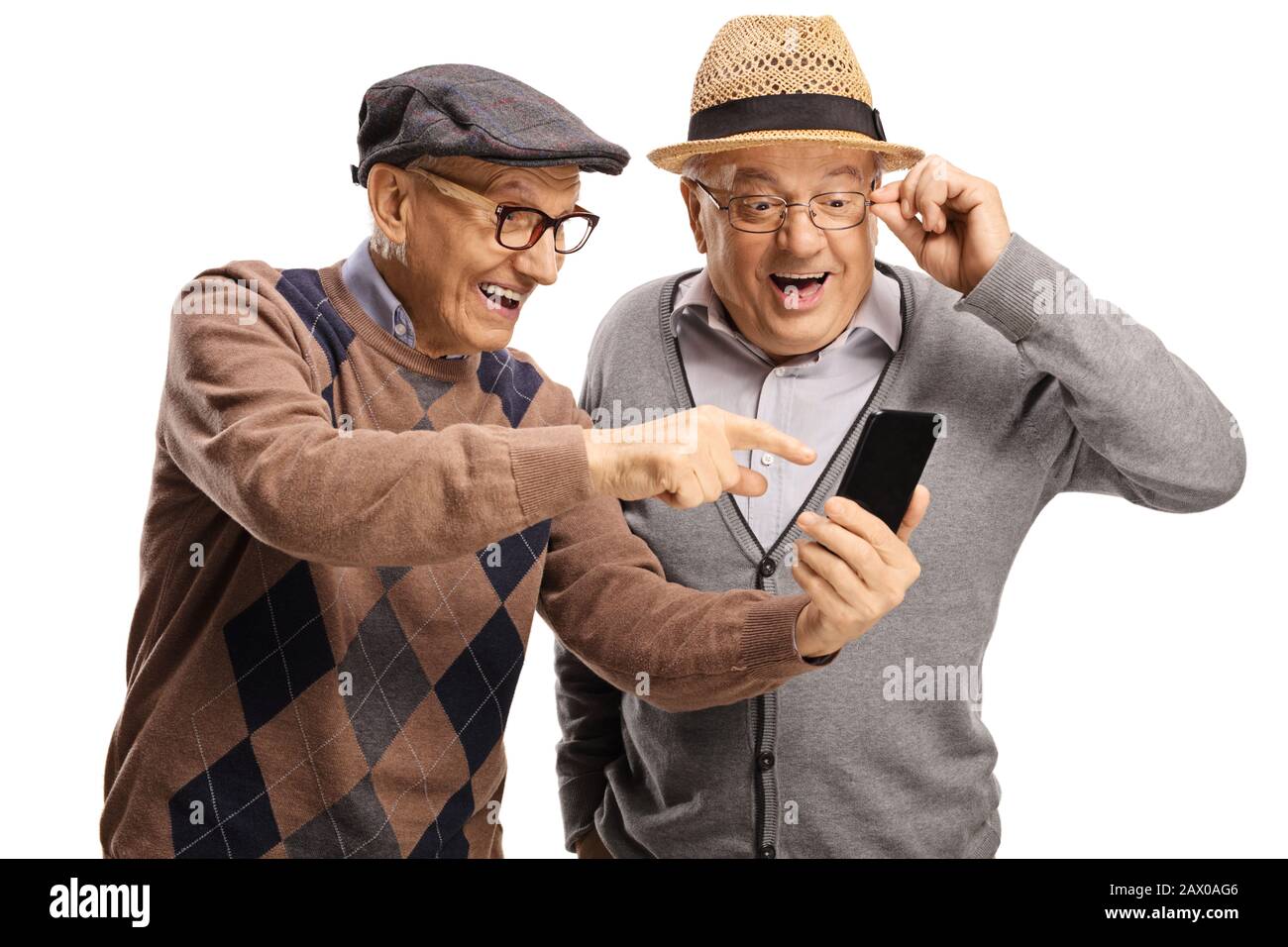 Uomo anziano che mostra un telefono cellulare ad un altro uomo e sorridente isolato su sfondo bianco Foto Stock