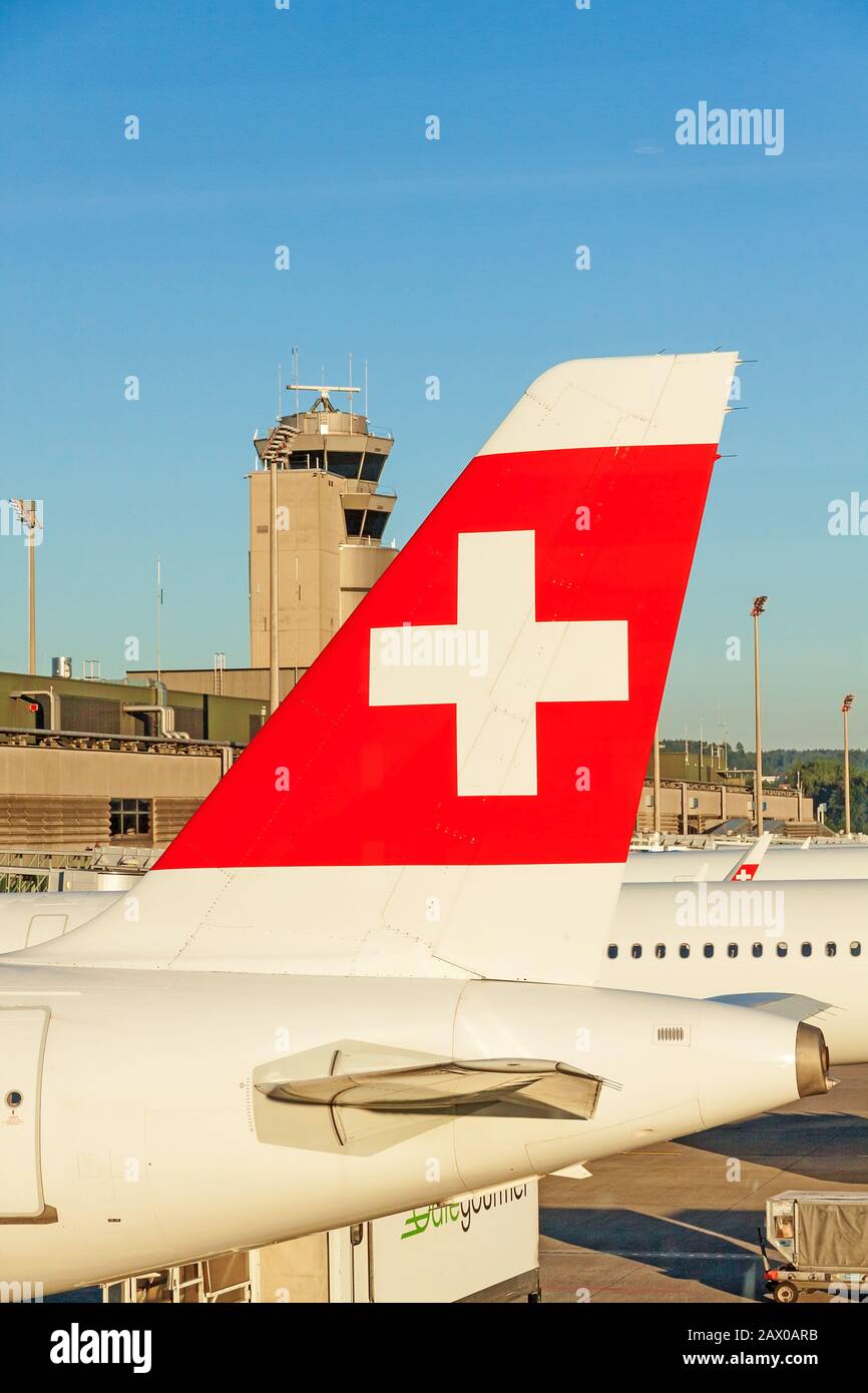 Zurigo, Svizzera - 11 giugno 2017: Aeroporto di Zurigo - pinna di coda aereo della compagnia aerea "Swiss" aereo / torre sullo sfondo Foto Stock
