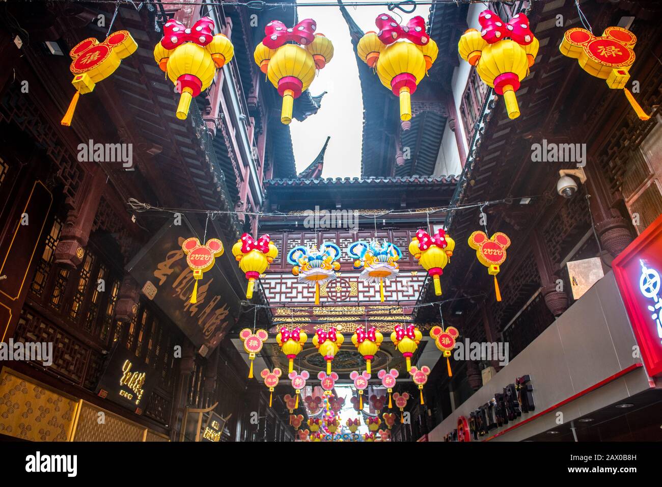 Mickey mouse a tema opere d'arte adornano le strade di Shanghai, Cina. Foto Stock