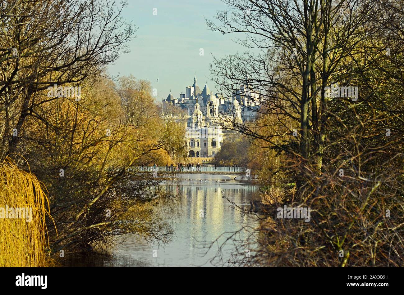 Londra, Regno Unito - Gennaio 19th 2016: Persone non identificate sul ponte sul lago St.James Park con edifici di guardie del cavallo sfilata e vecchia guerra di Foto Stock