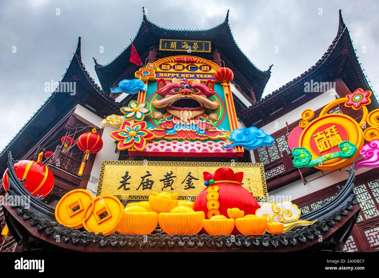 Un volto Lion su un segno che desidera alla gente un felice anno lunare nuovo, Shanghai, Cina. Foto Stock