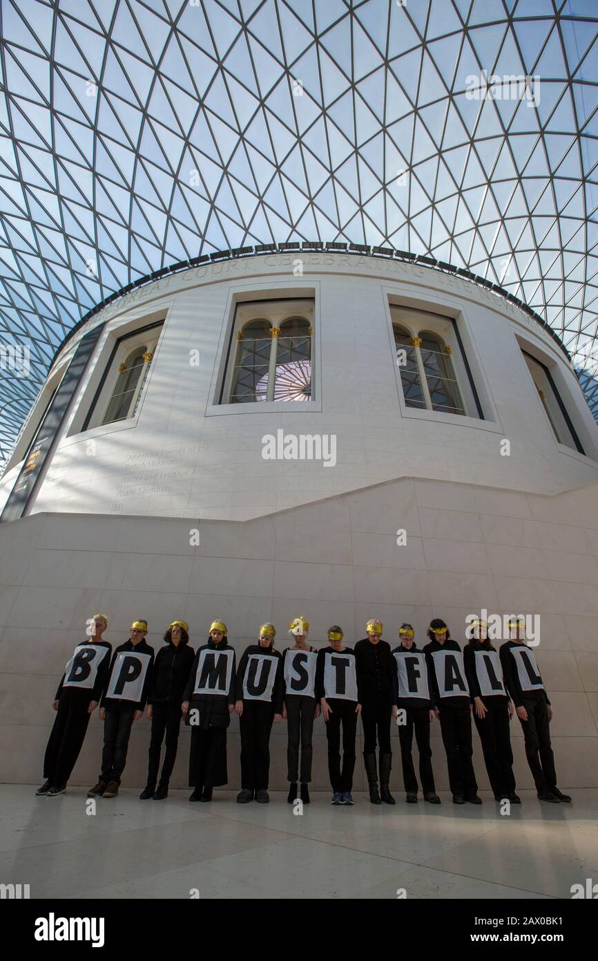 Manifestazione "BP must fall" al British Museum contro il continuo investimento della BP nei combustibili fossili, 18 febbraio 2020, Lonon, Regno Unito Foto Stock