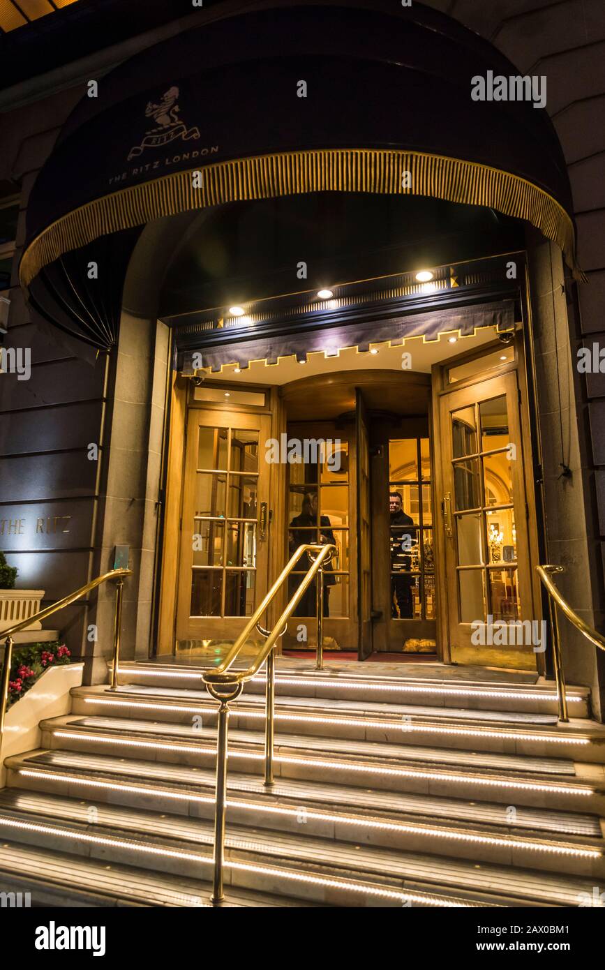 Il Ritz Hotel, un hotel a 5 stelle in un edificio neoclassico, Piccadilly, Londra, Inghilterra, Regno Unito Foto Stock