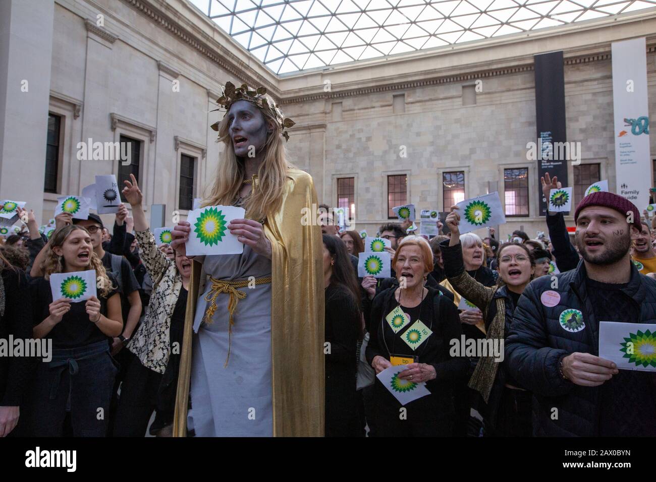 Manifestazione "BP must fall" al British Museum contro il continuo investimento della BP nei combustibili fossili, 18 febbraio 2020, Lonon, Regno Unito Foto Stock