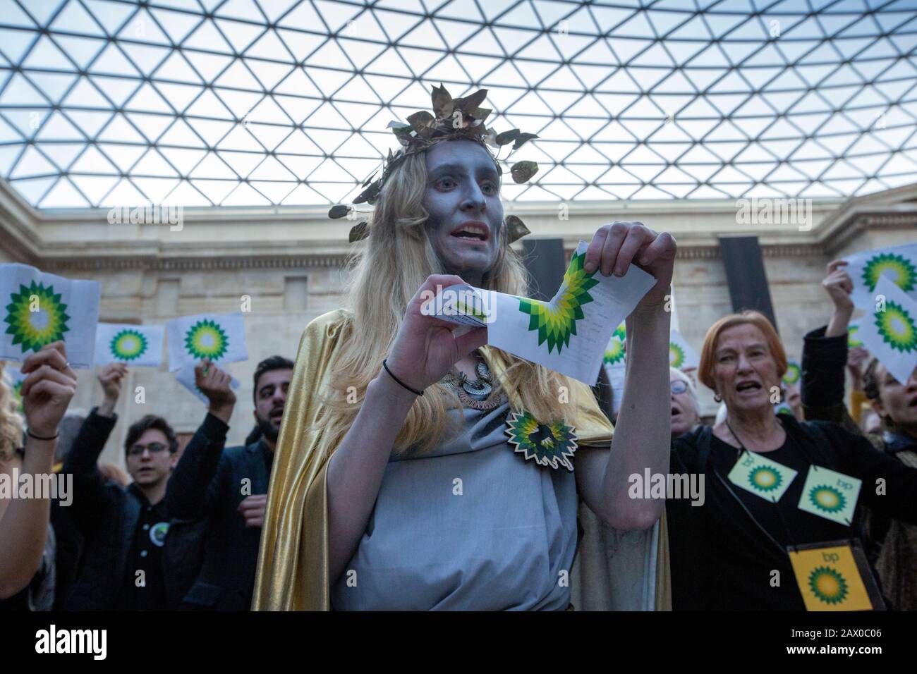 Manifestazione "BP must fall" al British Museum contro il continuo investimento della BP nei combustibili fossili, 18 febbraio 2020, Lonon, Regno Unito Foto Stock