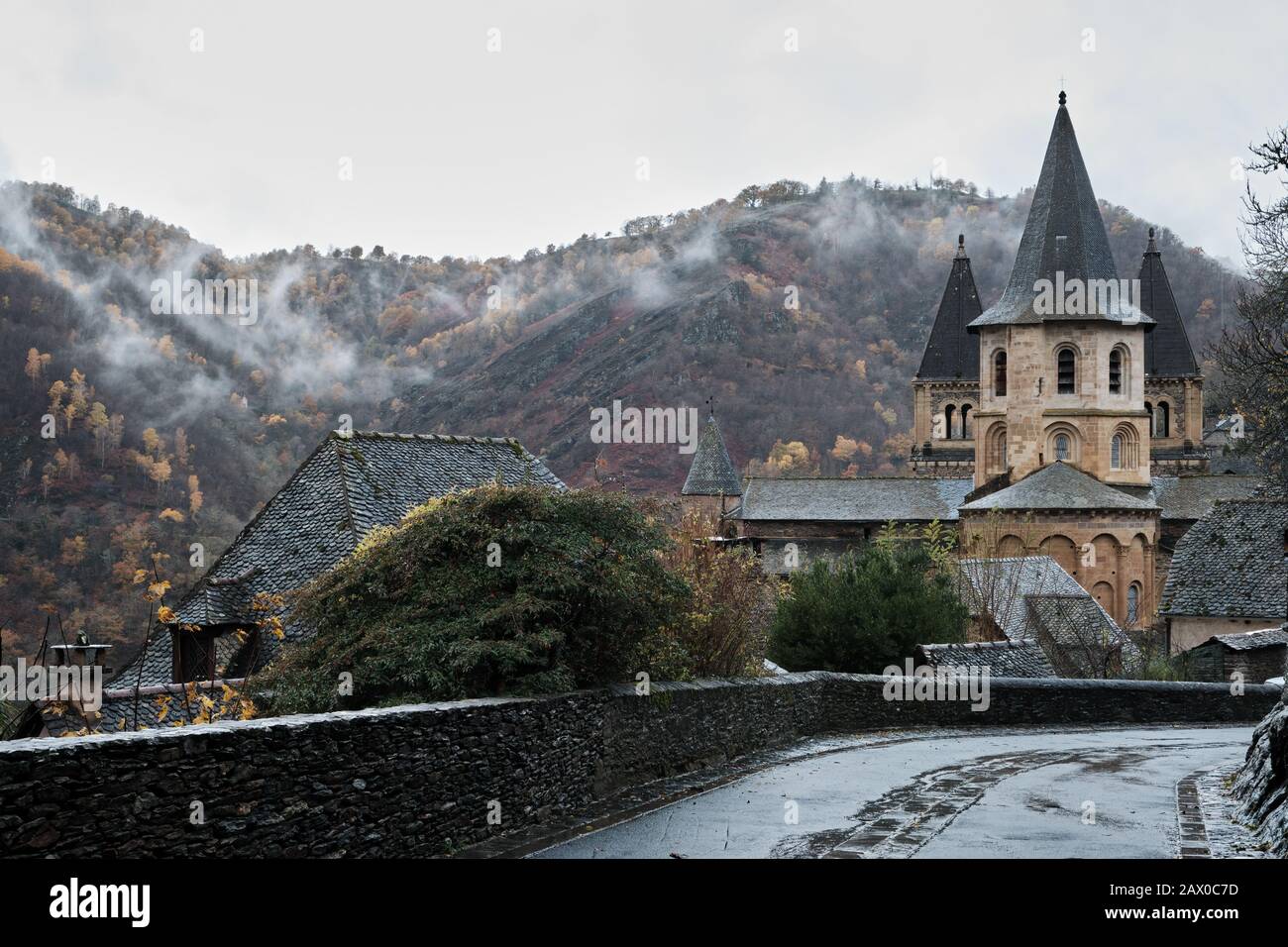 Città medievale in nebbia dopo la pioggia, Francia Foto Stock