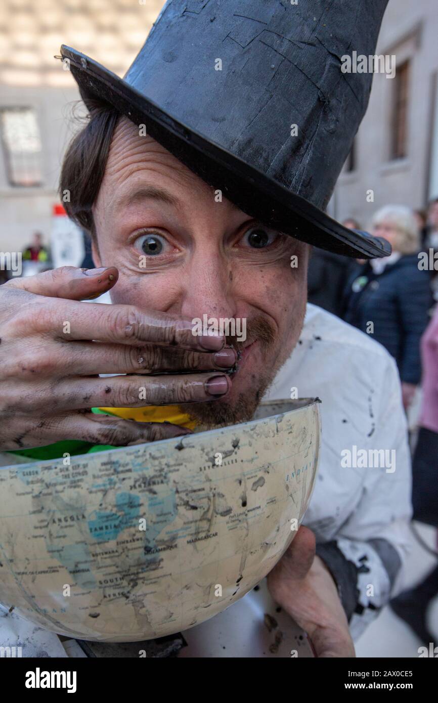 Manifestazione "BP must fall" al British Museum contro il continuo investimento della BP nei combustibili fossili, 18 febbraio 2020, Lonon, Regno Unito Foto Stock