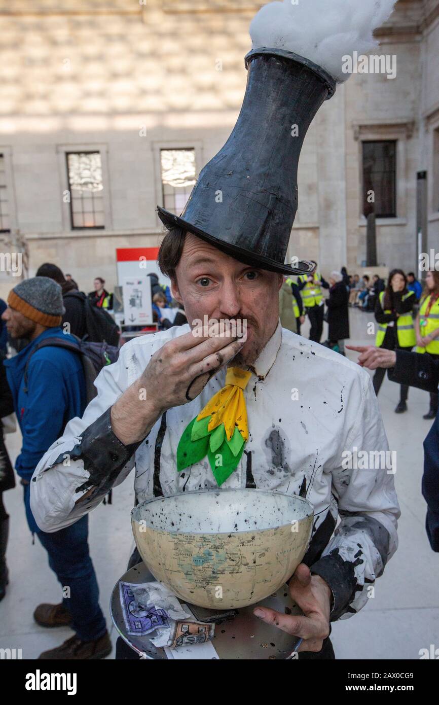 Manifestazione "BP must fall" al British Museum contro il continuo investimento della BP nei combustibili fossili, 18 febbraio 2020, Lonon, Regno Unito Foto Stock