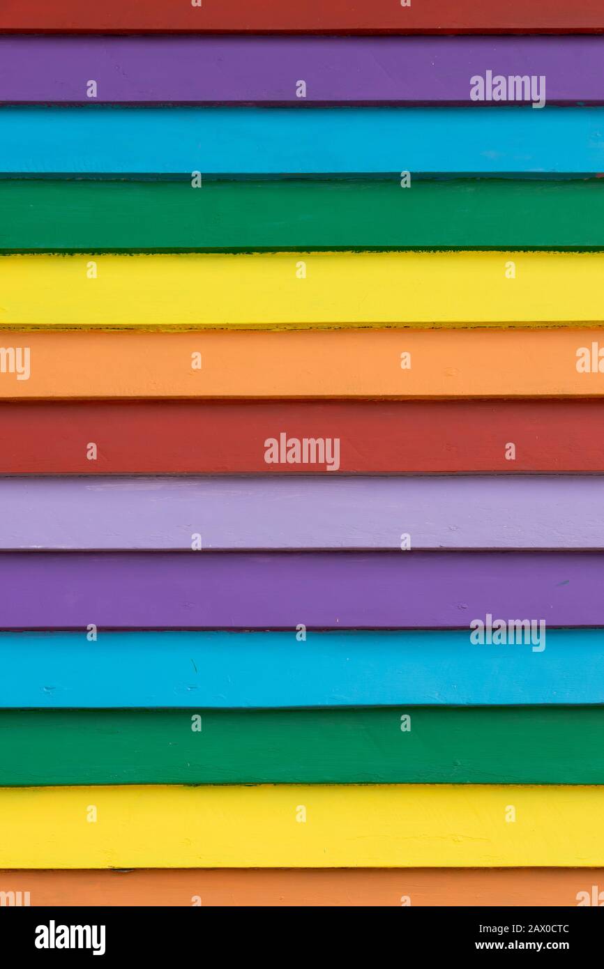 tavole da tempo in legno colorate arcobaleno primo piano, sfondo colorato texture Foto Stock